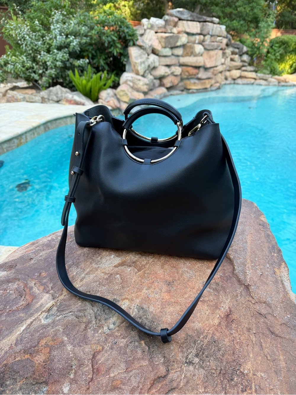 Topshop Black Faux Leather Shoulder Bag with Gold Ring Handles (CdlG)